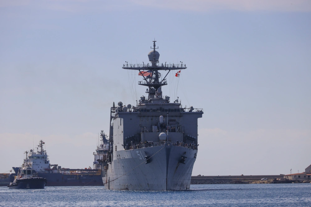 image USS Oak Hill arrives in Cyprus