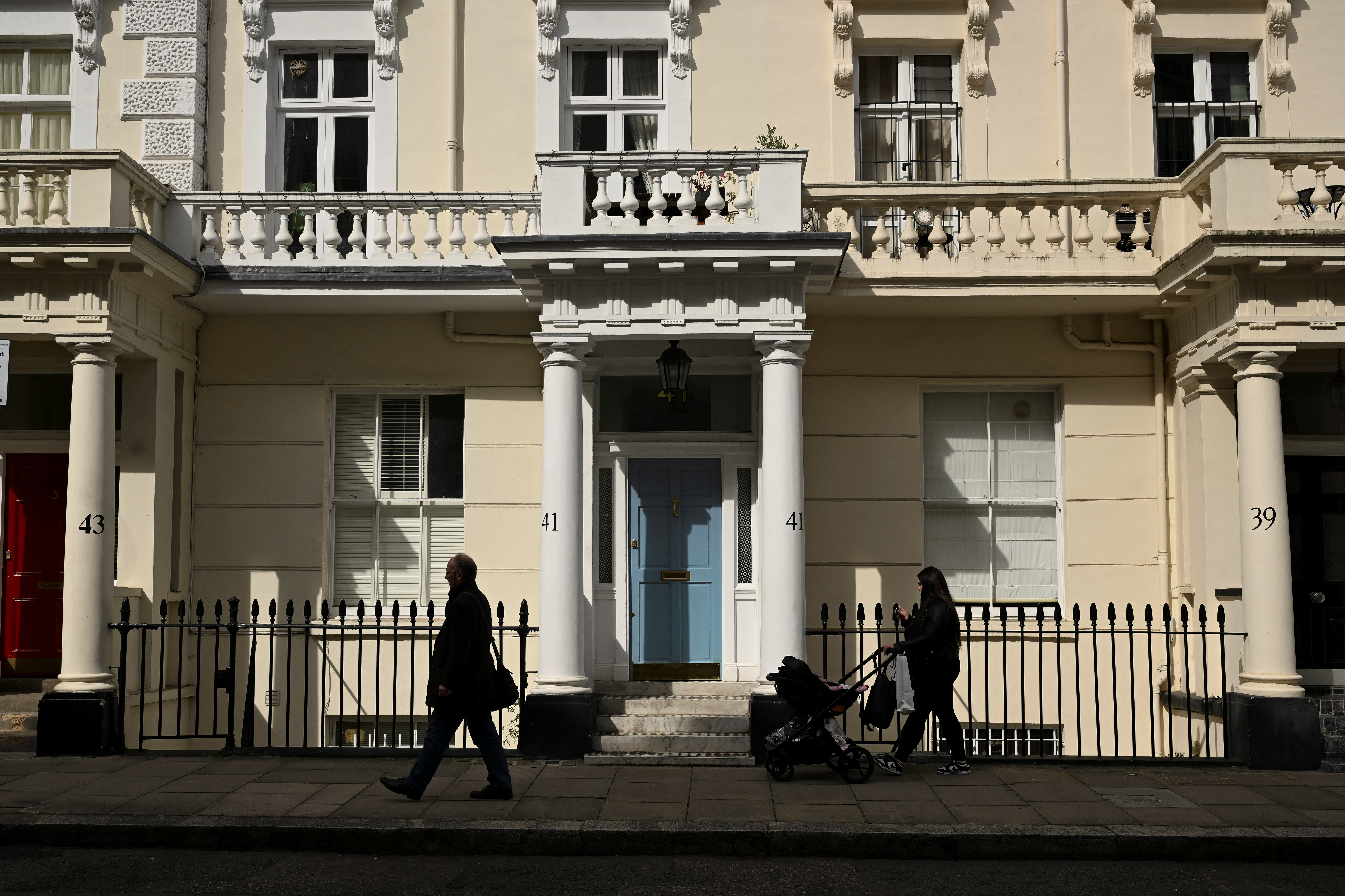 image UK property market strengthens, pressure on renters intensifies, RICS says