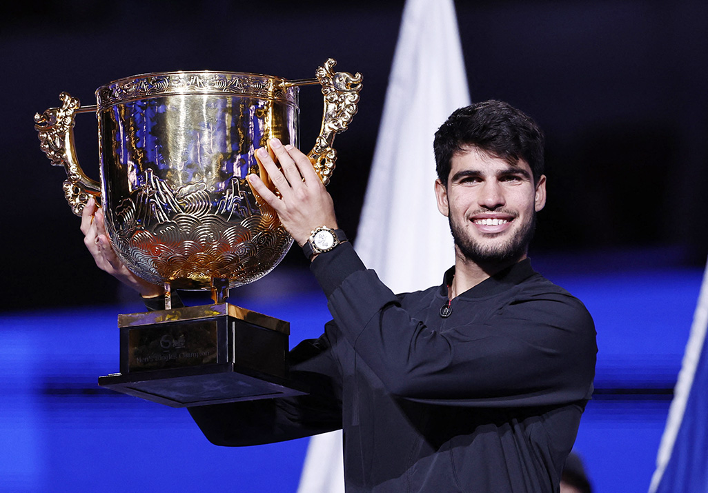 image Alcaraz fights back to down Sinner and win China Open