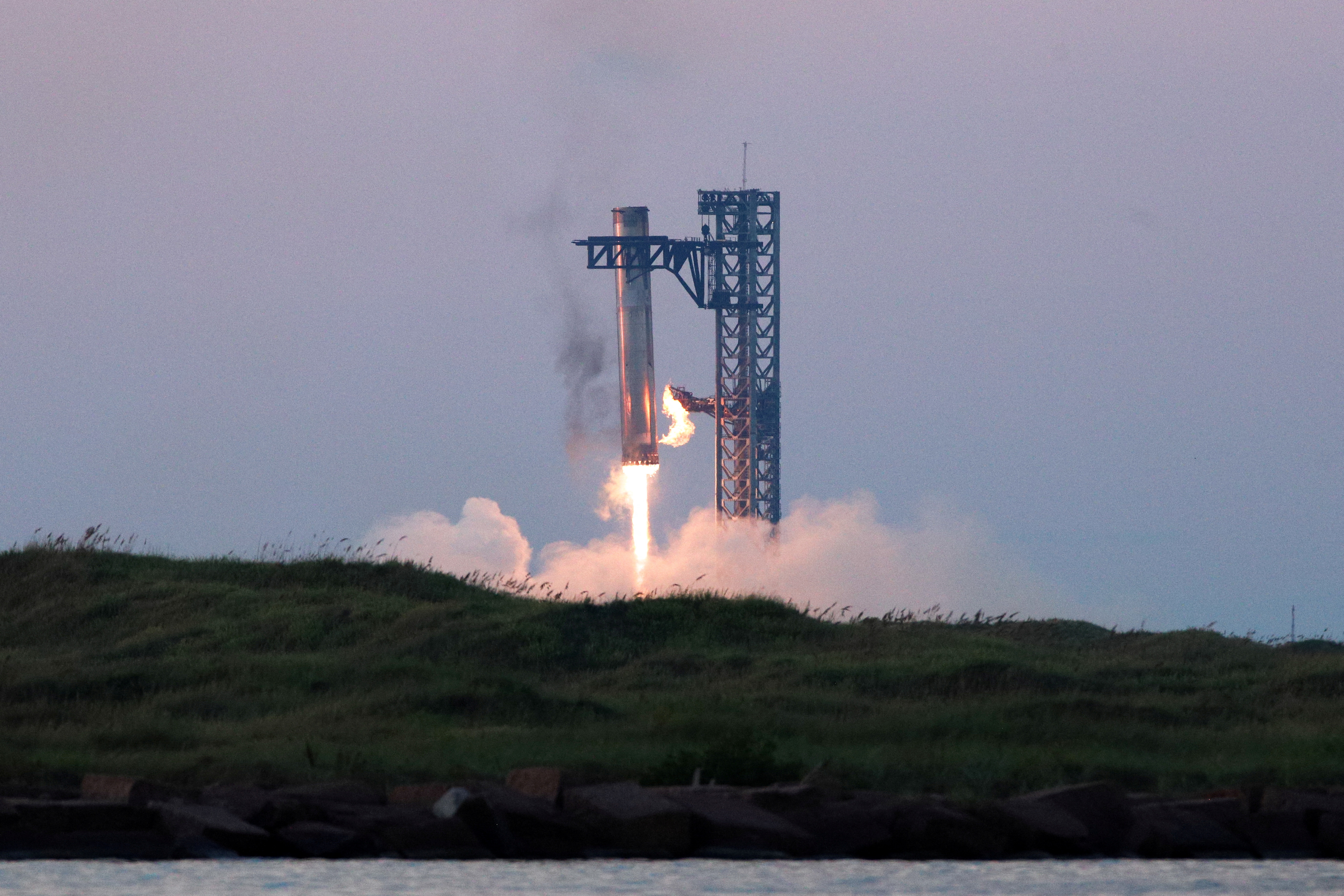 image SpaceX catches giant Starship booster in fifth flight test