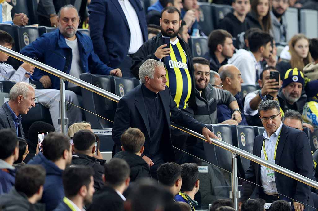 image Mourinho sees red as Man Utd draw with Fenerbache, Spurs stay perfect