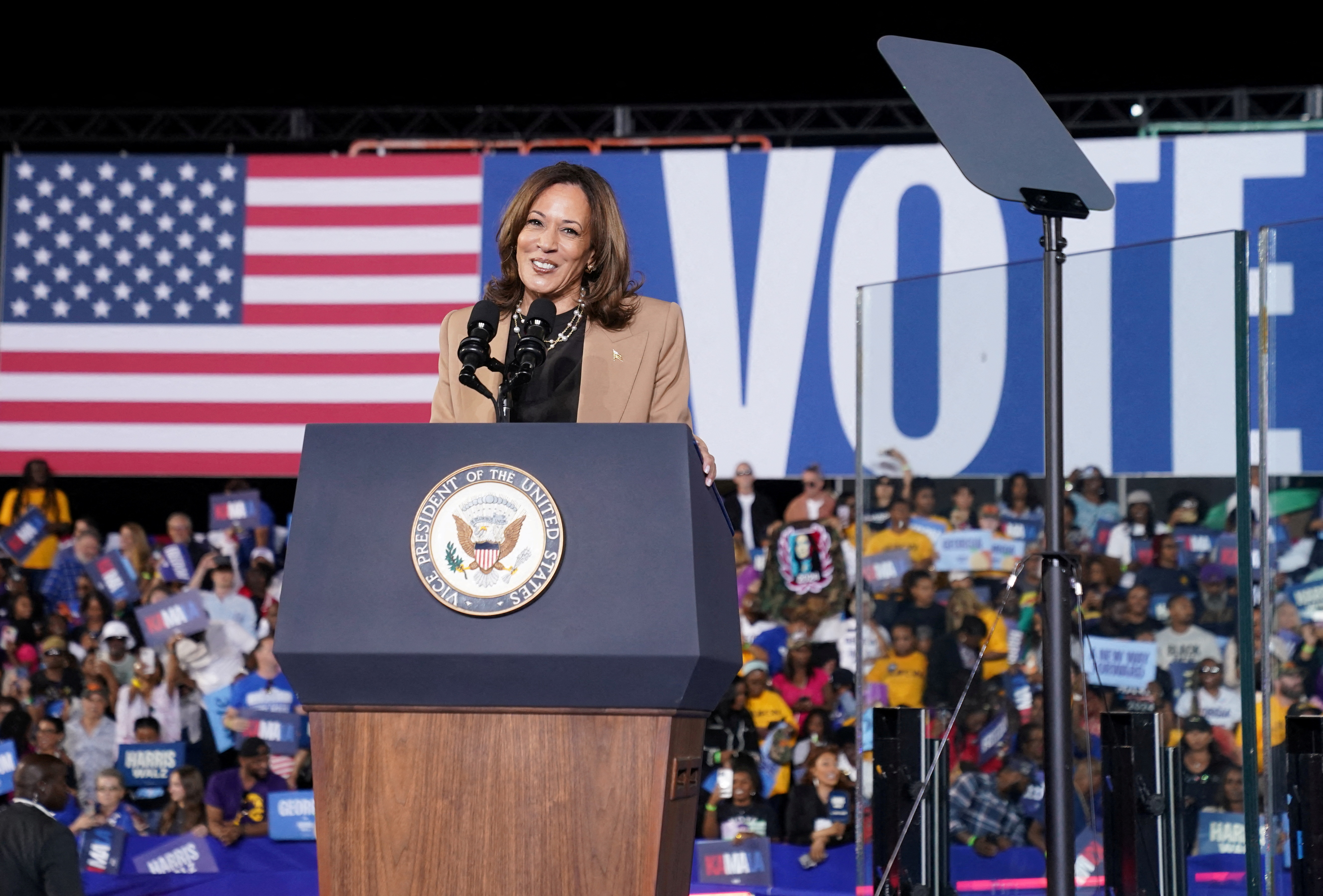 image Michelle Obama, Harris and Trump campaign in Michigan on Saturday