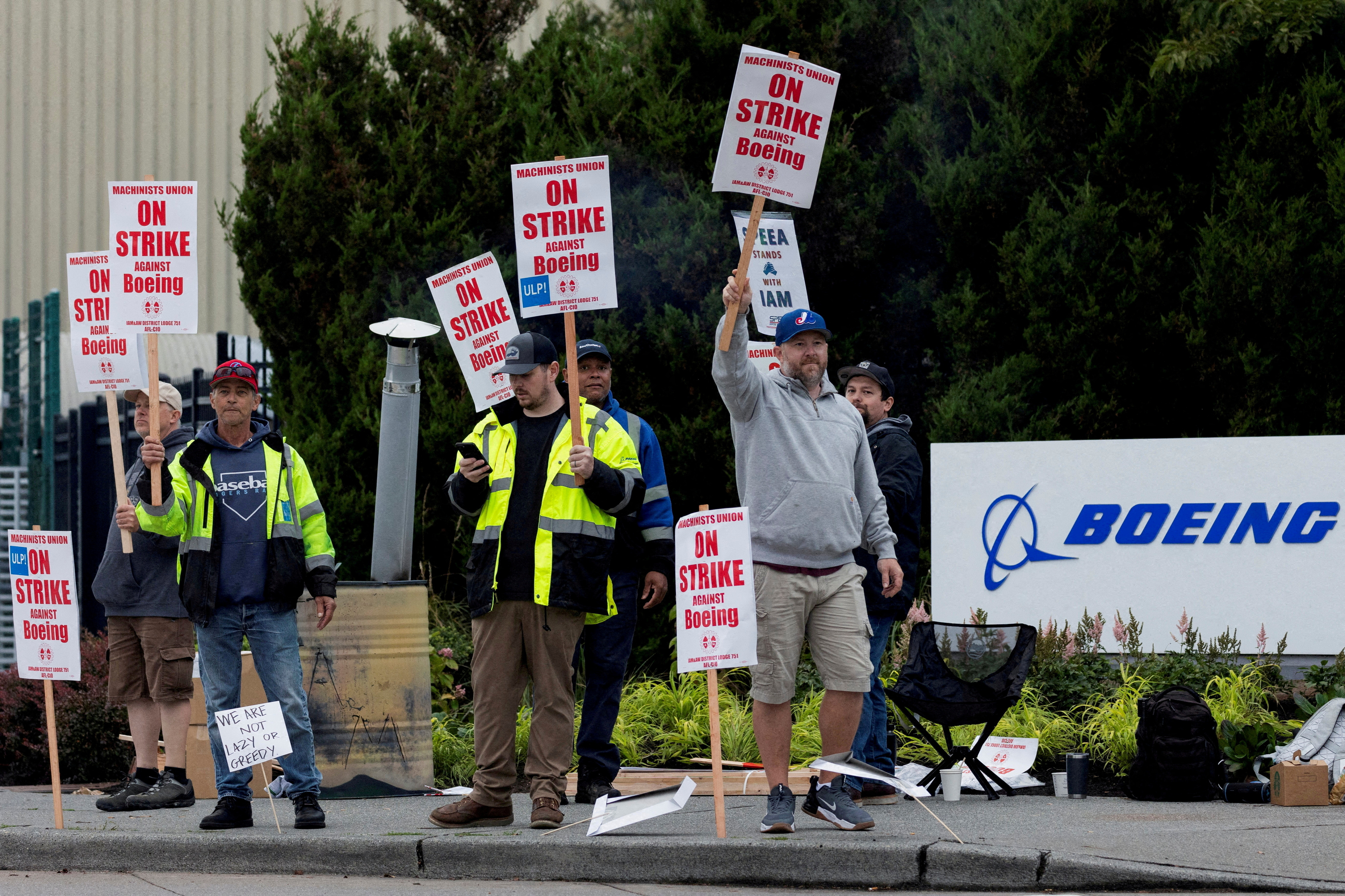 image Boeing to raise up to $22 bln to shore up finances, stave off downgrade