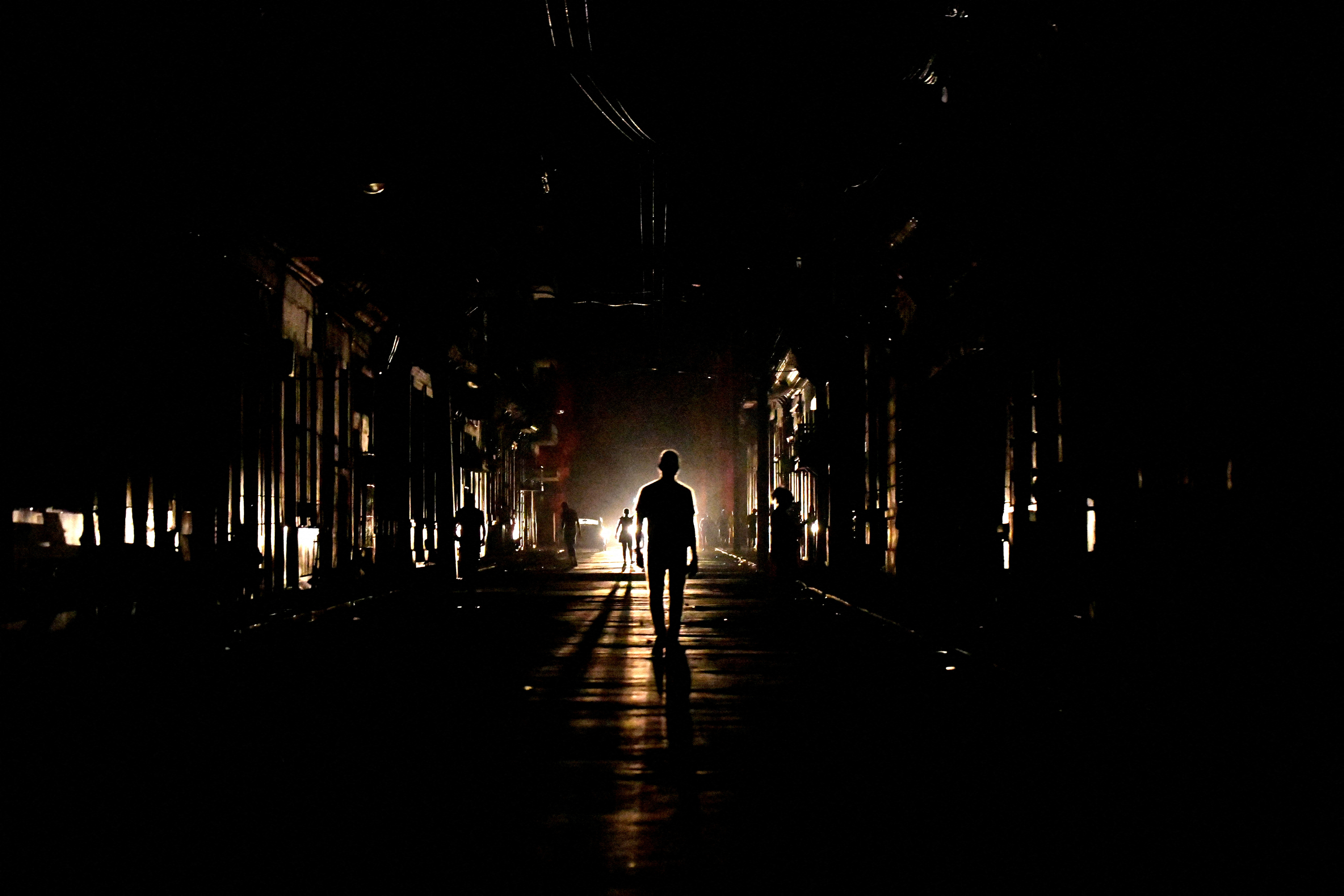 image Cuba slowly starts restoring power after island-wide blackout
