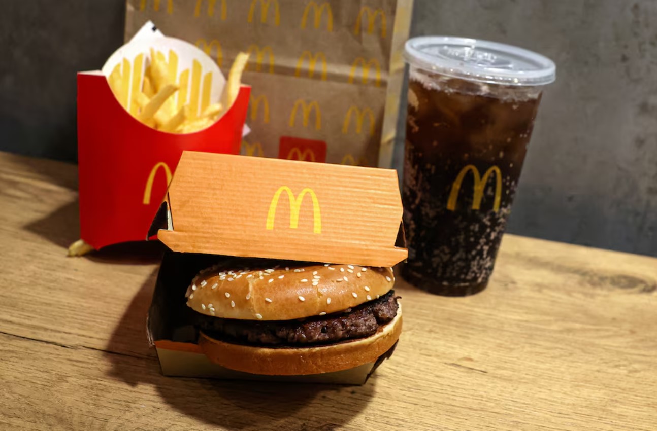 image McDonald&#8217;s global sales fall on muted demand; E. coli outbreak fallout looms