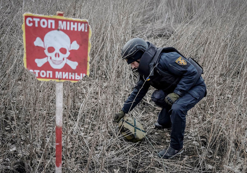 image Ukraine seeks global help with massive task of landmine clearance