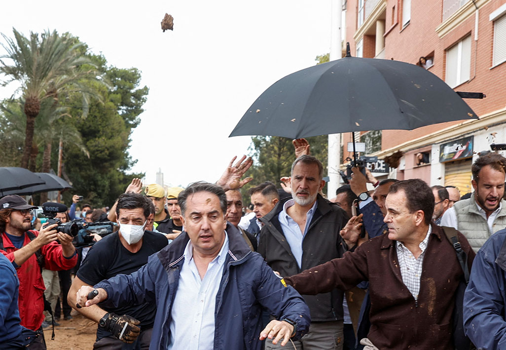 image Spain deploys 7,500 troops to flood zone where anger rises at slow help