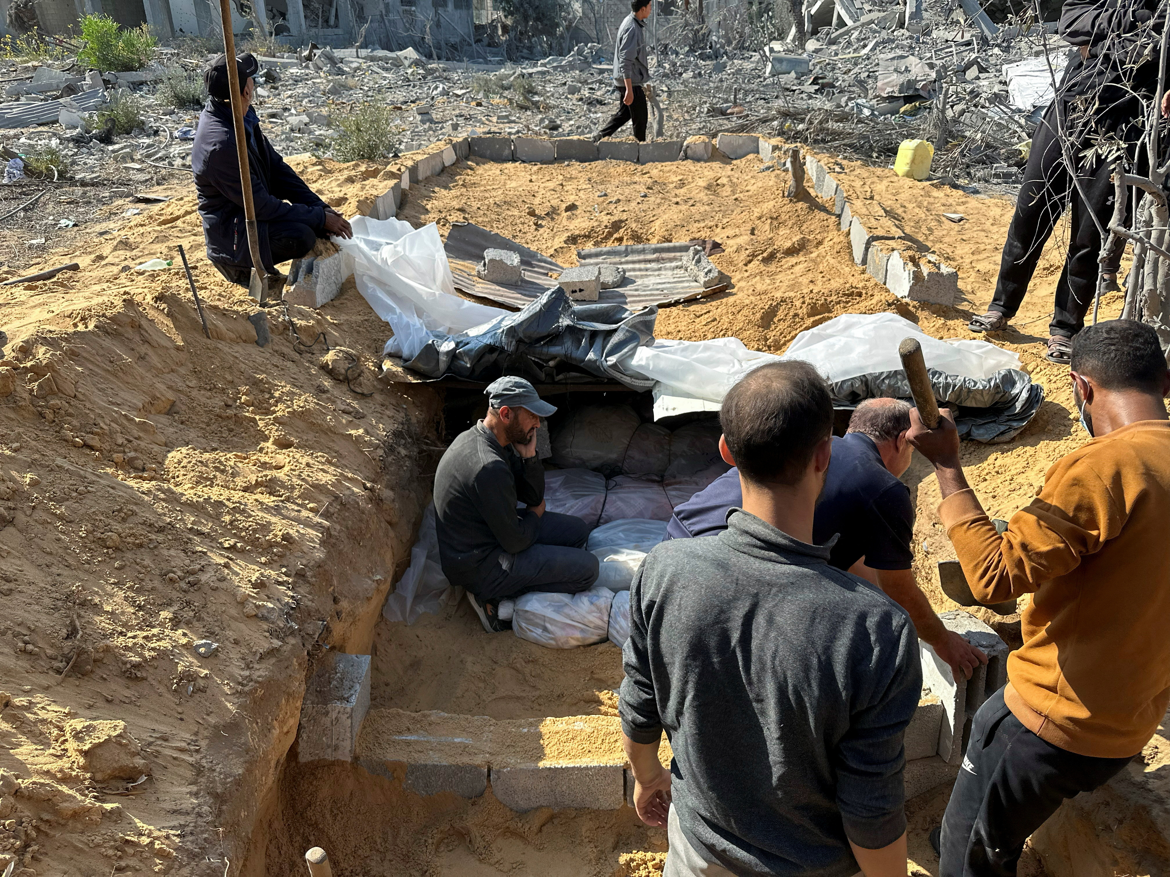 image More families stream out of north Gaza, as tanks push deeper