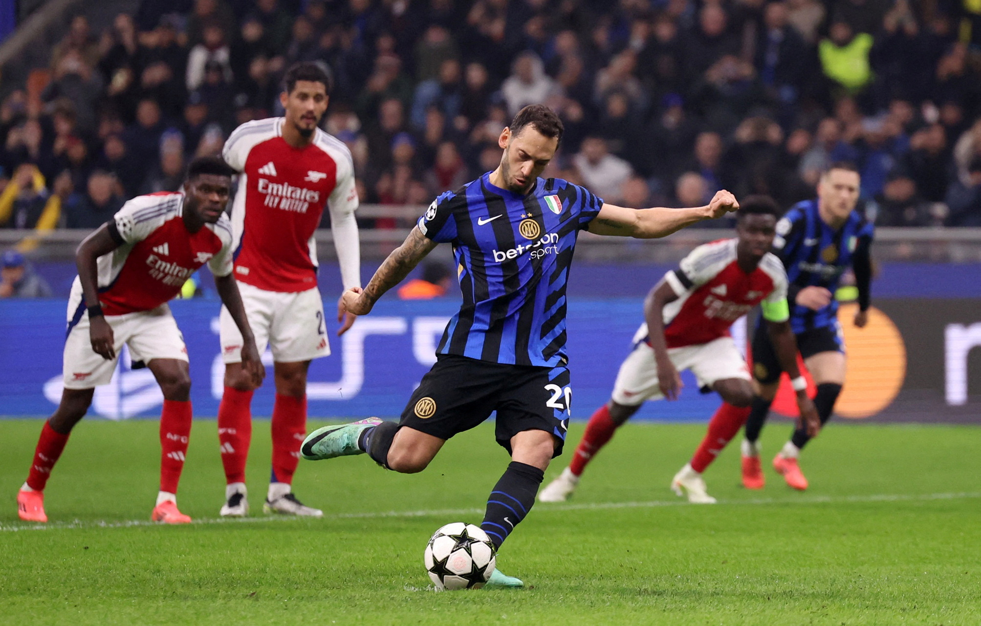 image Calhanoglu on the spot to give Inter victory over Arsenal