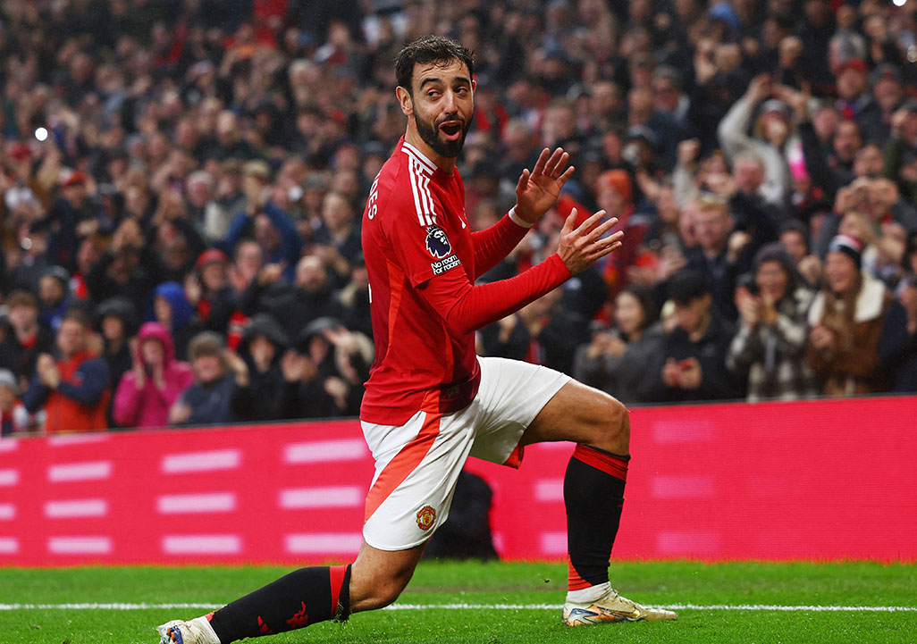image Man United captain Fernandes aids unwell passenger during flight