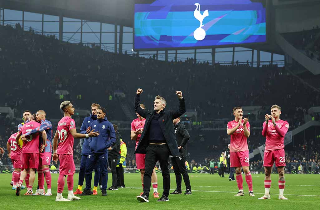 image Ipswich stun Spurs for first victory, wins for Man United and Newcastle