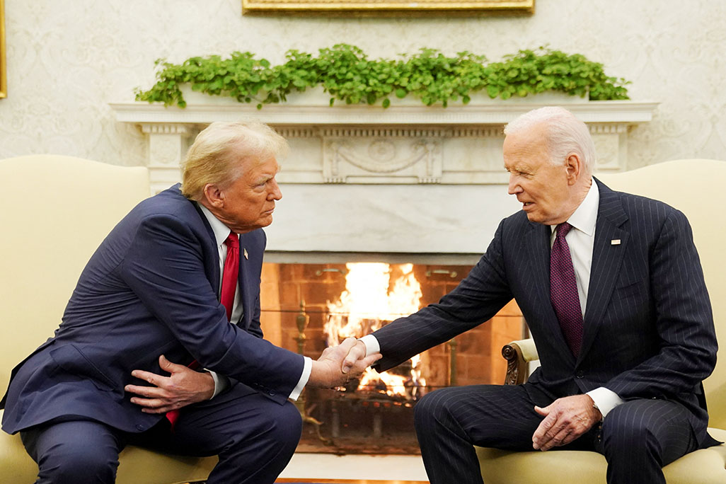image Trump meets Biden at White House to discuss power transfer