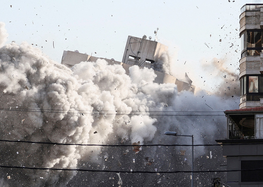 image Powerful Israeli airstrike shakes central Beirut, 11 dead
