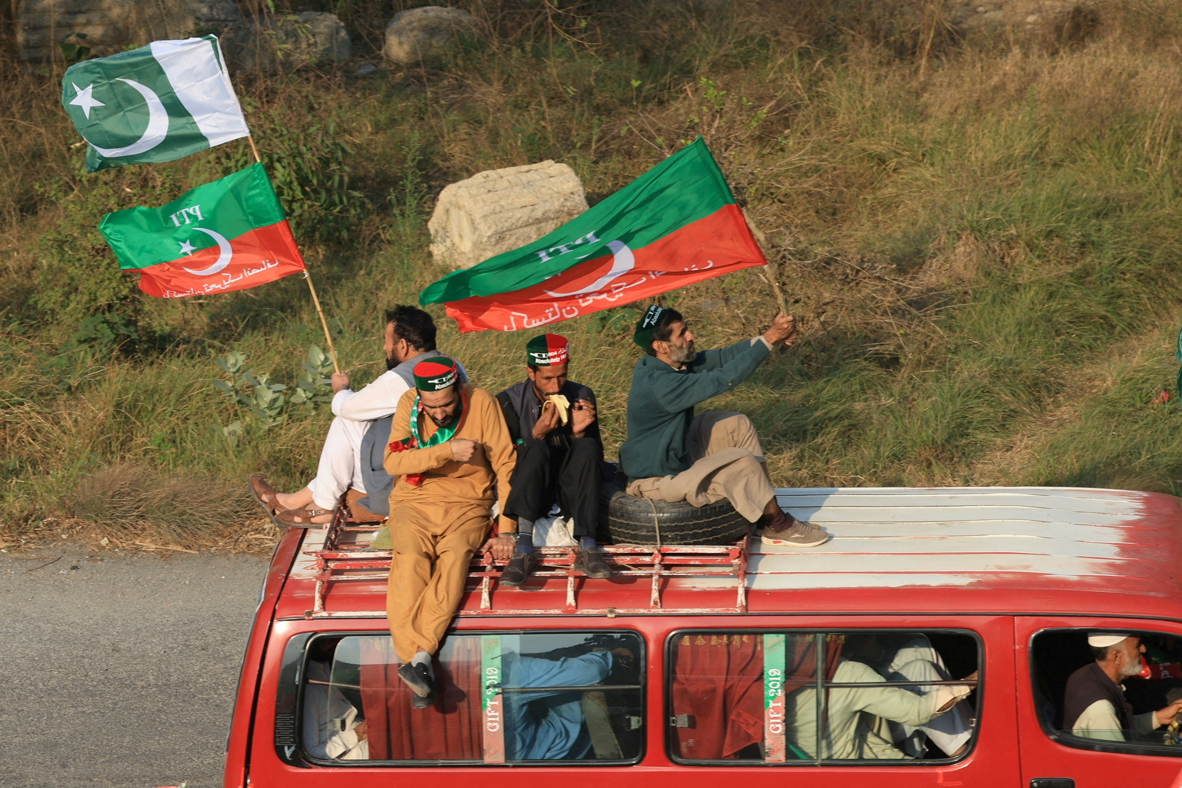 image One killed, dozens injured in clashes with Imran Khan&#8217;s supporters near Pakistan&#8217;s capital