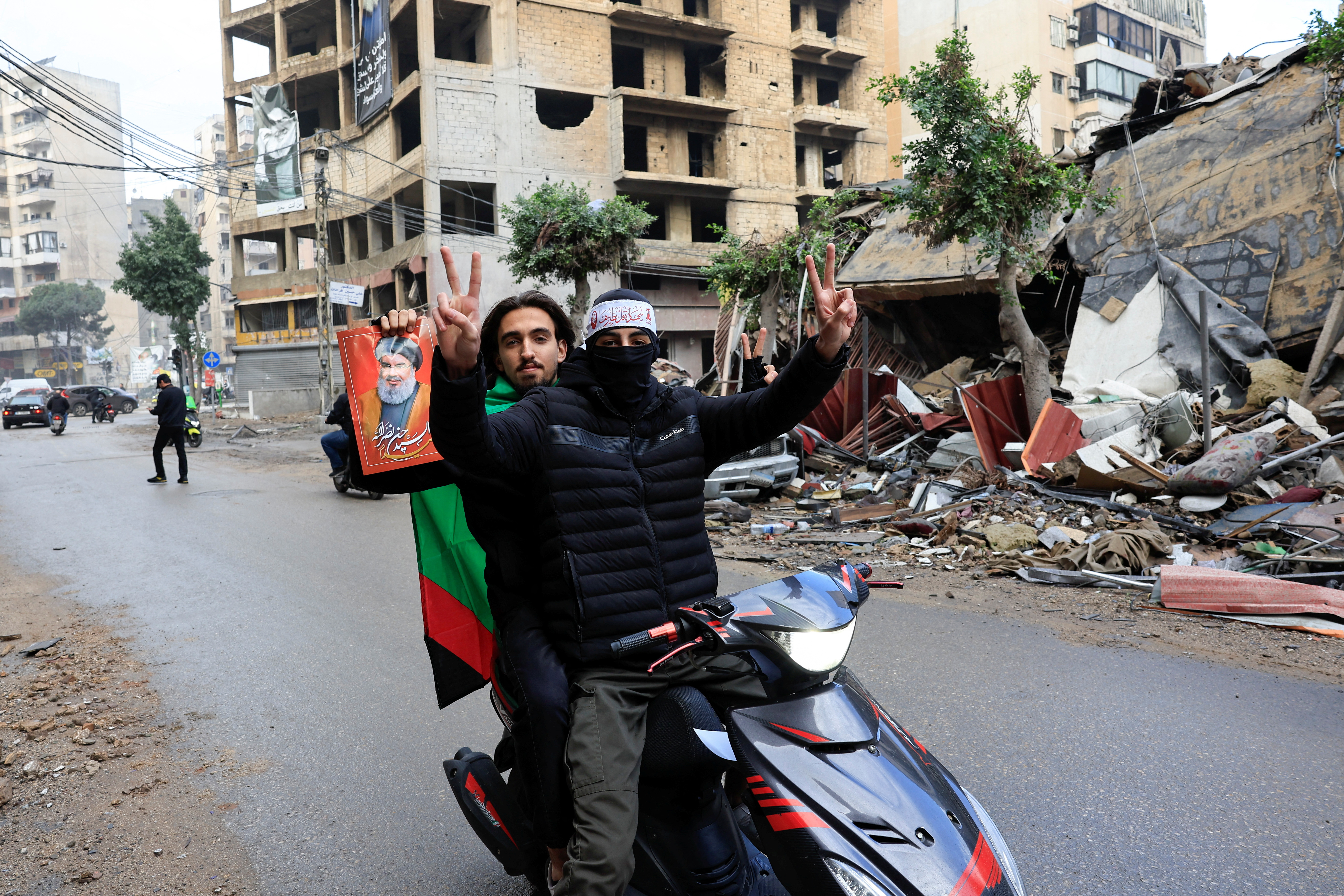 image Ceasefire holds in first hours, Lebanese civilians return to south