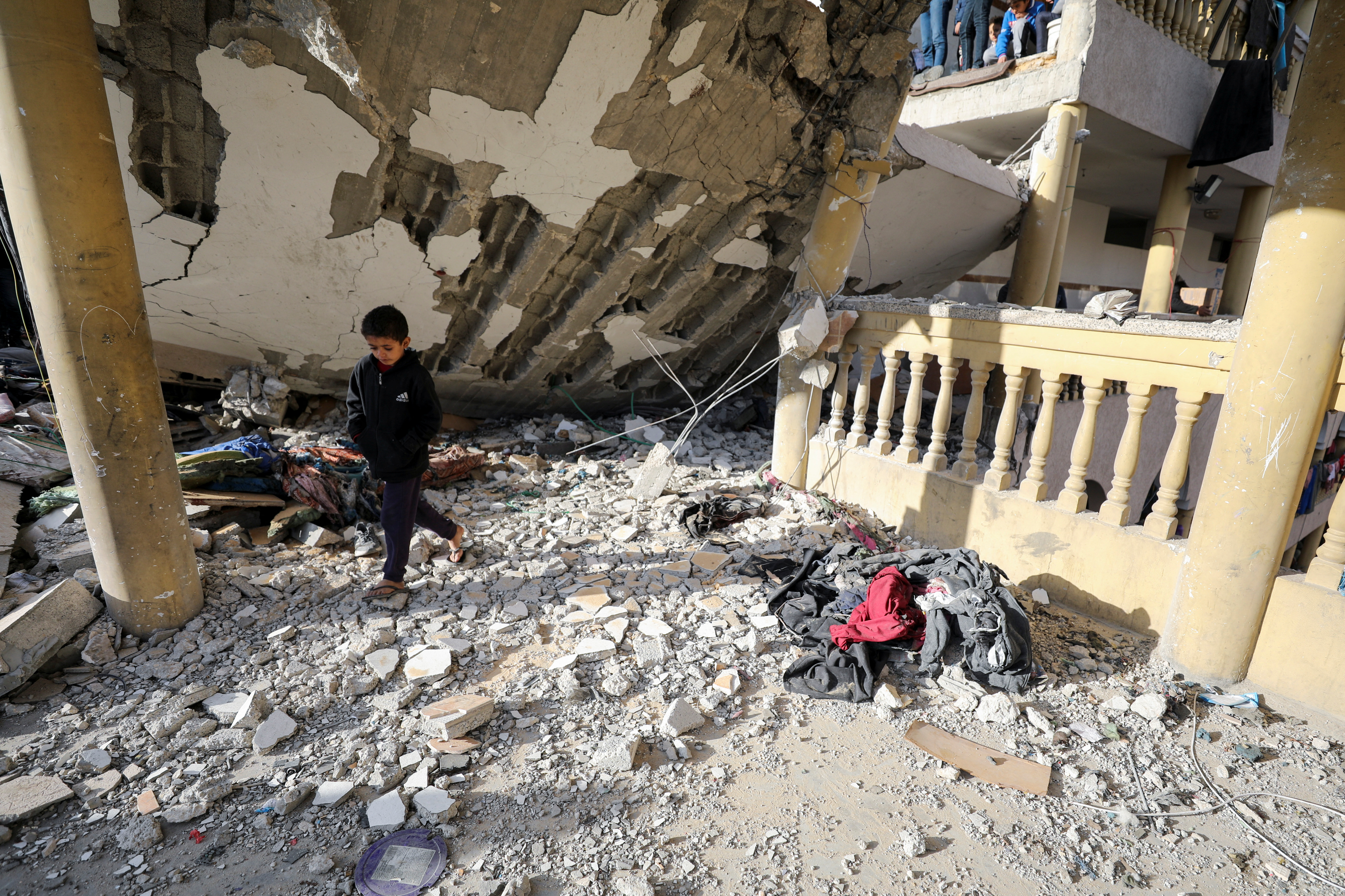 image Israel ups bombing in central Gaza, strikes kill at least 17 people