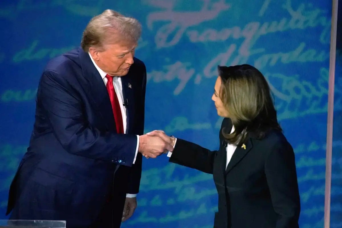 image Trump pulls security clearances for Kamala Harris, Hillary Clinton