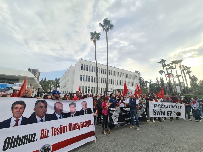image Chair thrown at Ustel’s office in teachers&#8217; protest