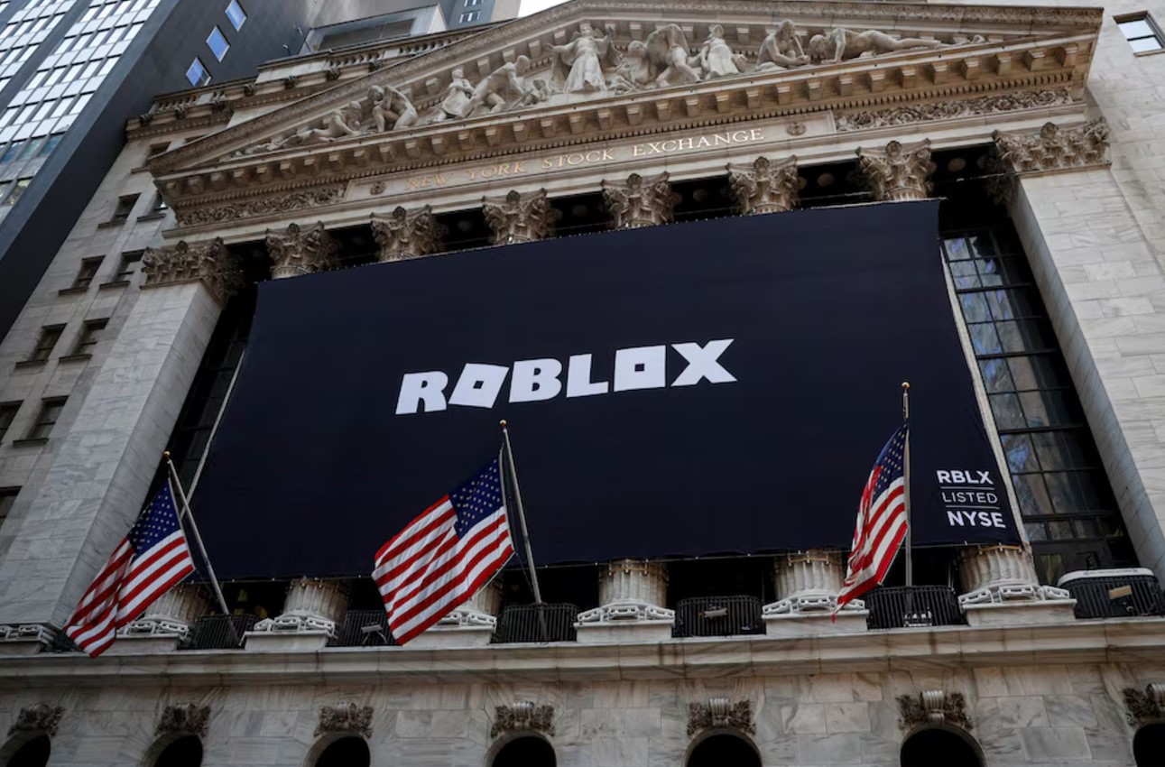 image Roblox tightens messaging rules for under-13 users amid abuse concerns