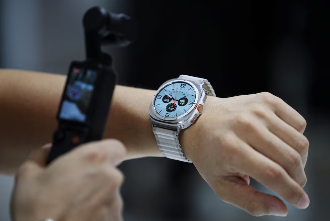 image Samsung Electronics shares hit 4-year lows on Trump risks, AI chips