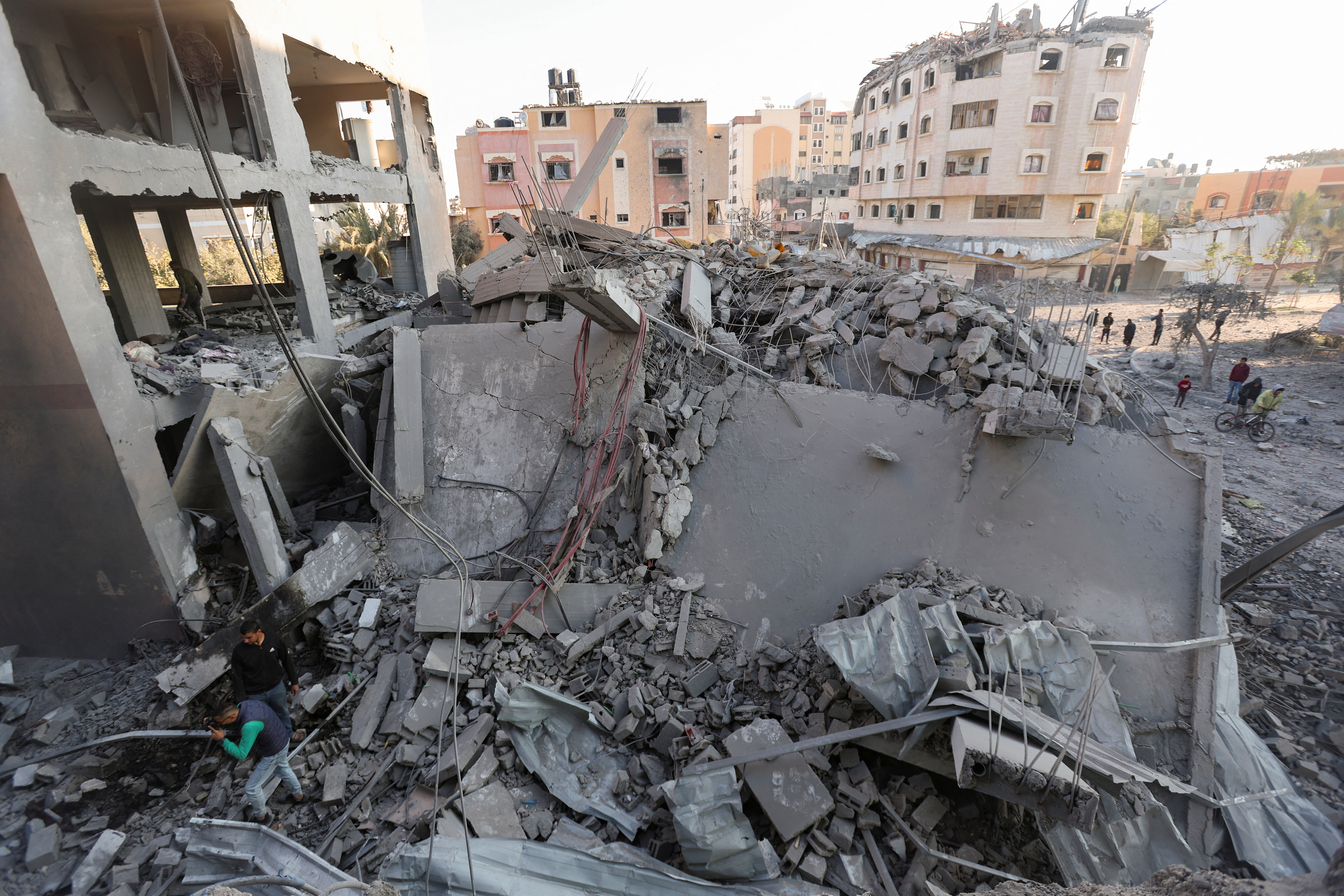image Israel kills 14 people in northern Gaza, orders evacuations in south