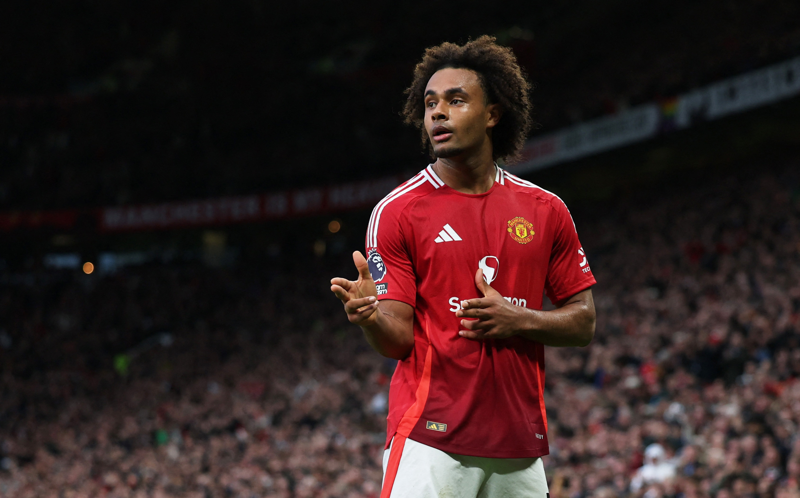 image Man United crush Everton, Chelsea beat Villa, Spurs held