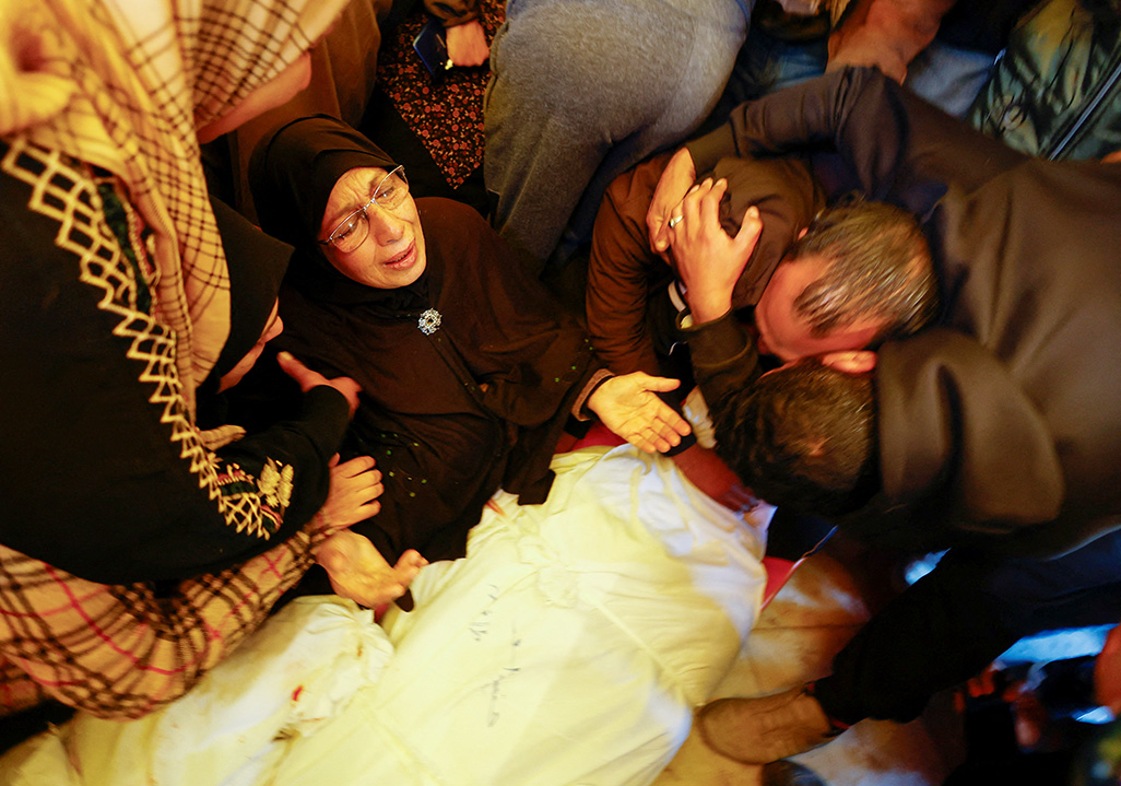 image Palestinians mourn dead after Israeli strike on Gaza’s Khan Younis