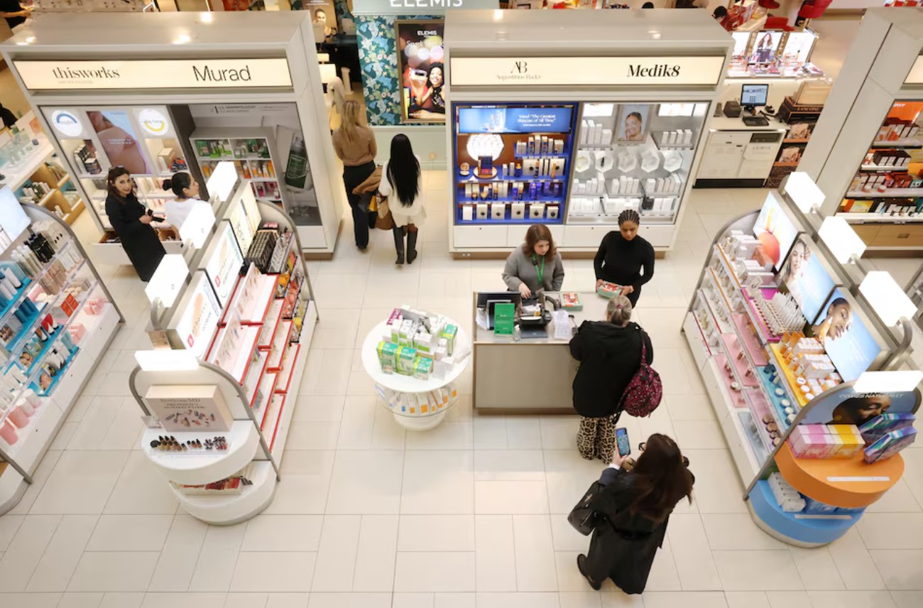 image UK consumers ease back into spending after budget concerns