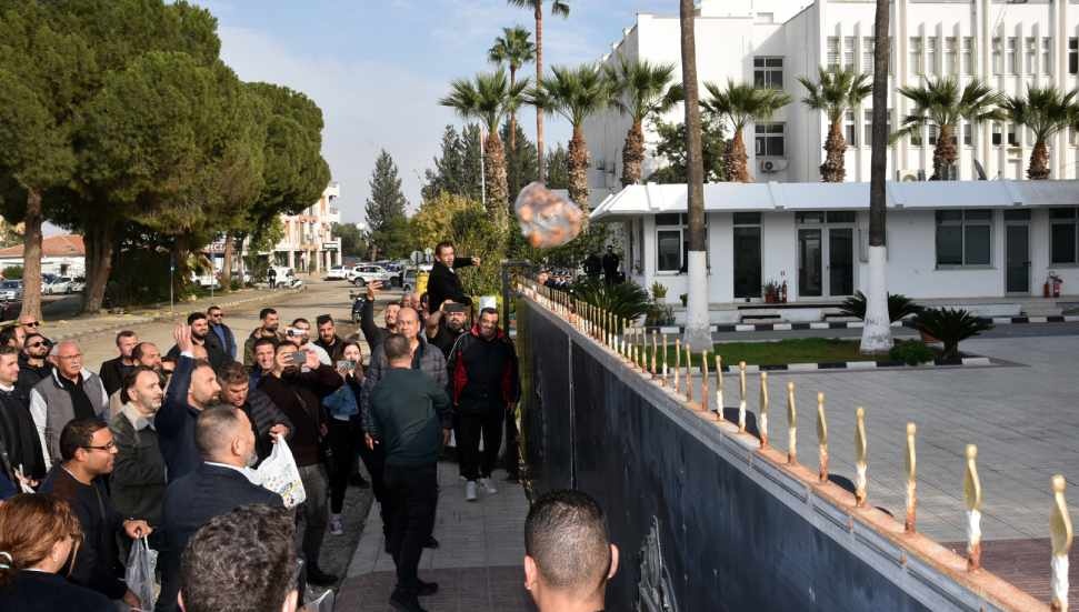 image Potatoes thrown at Ustel’s office