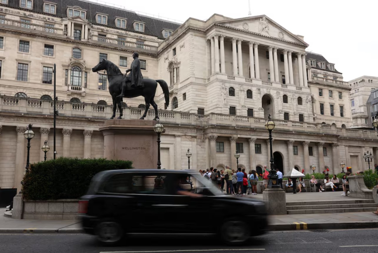 image Bank of England keeps rates steady, sees further loosening as jobs market weakens
