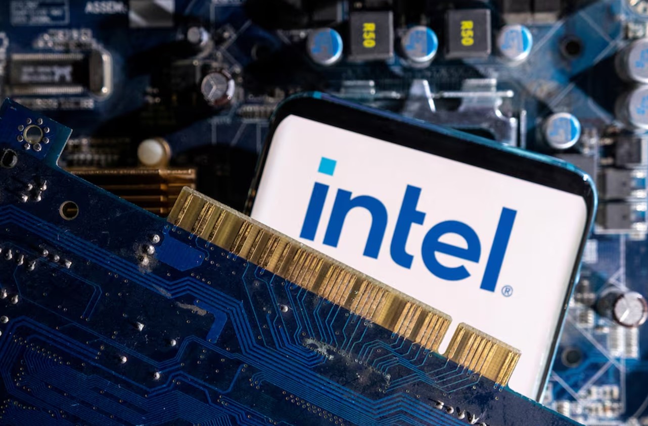 cover Intel appoints chip veterans to key roles in management overhaul