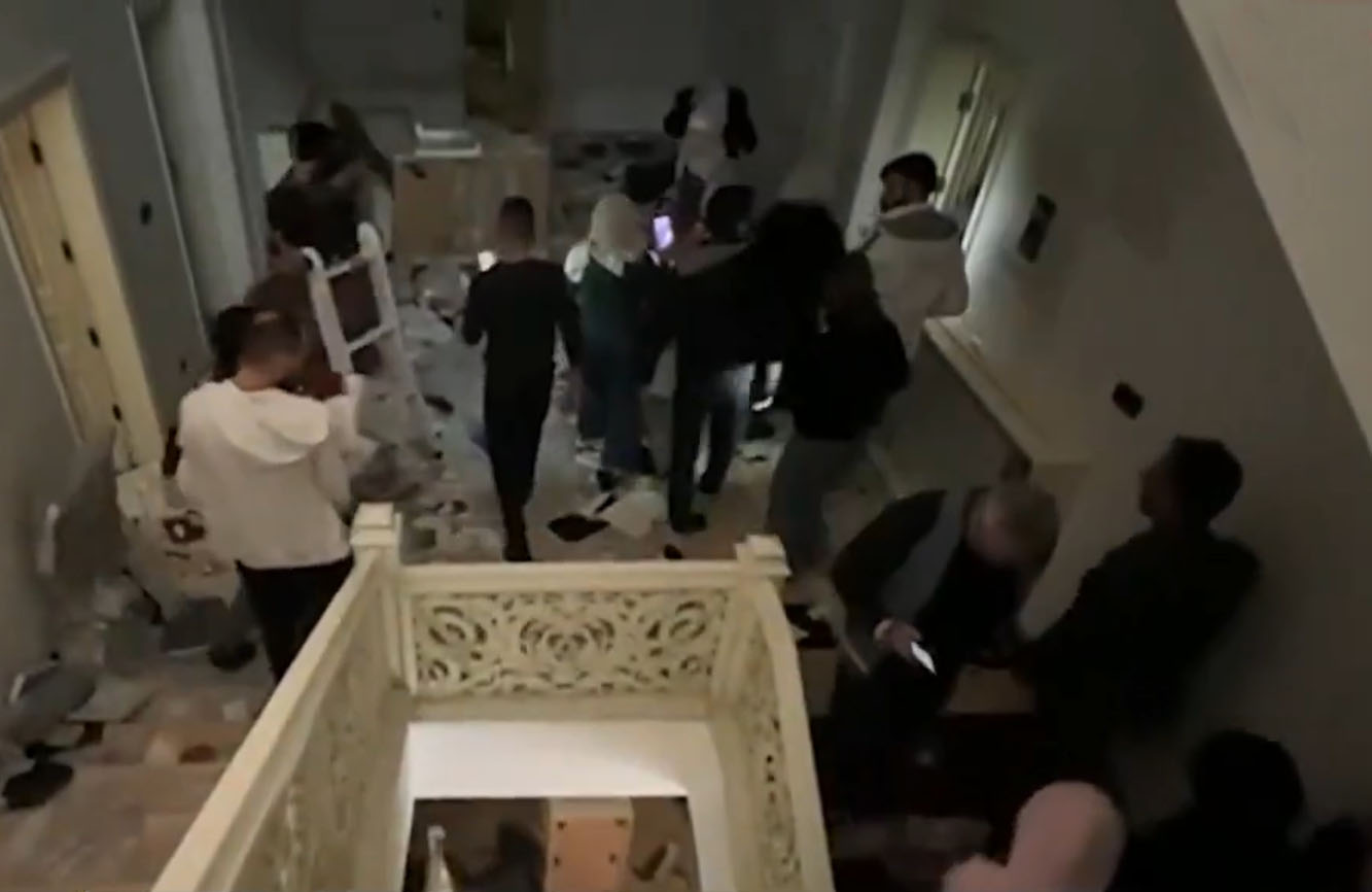 image Syrians stroll through Assad&#8217;s palaces, take furniture and ornaments