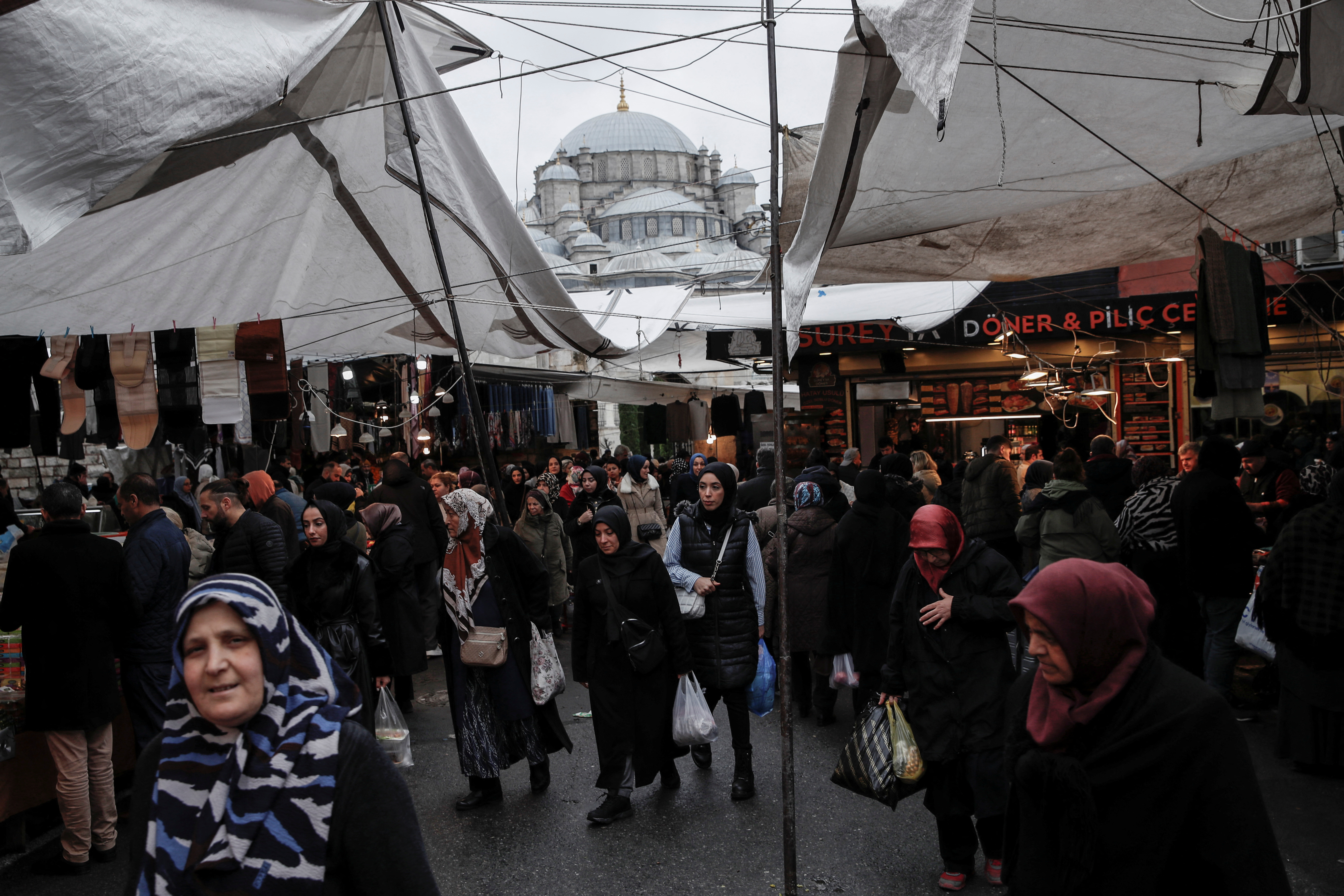 image Thousands protest in Turkey to demand bigger hike in minimum wage
