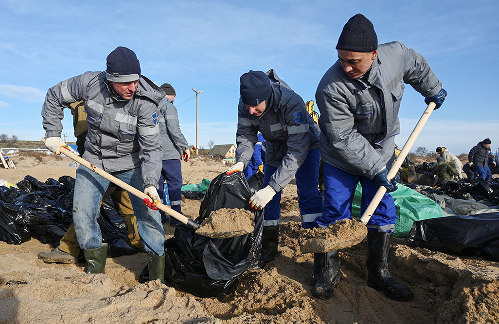 image Russia clears beaches after Black Sea oil spill, declares emergency in Crimea