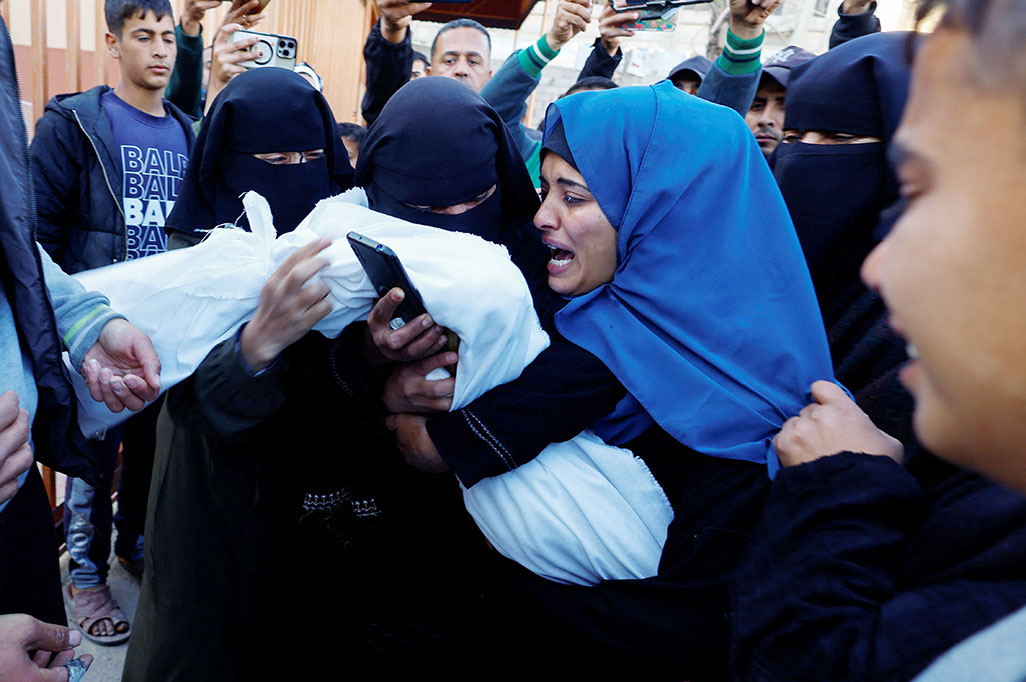 image Israeli strikes kill dozens in Gaza amid stepped up ceasefire push