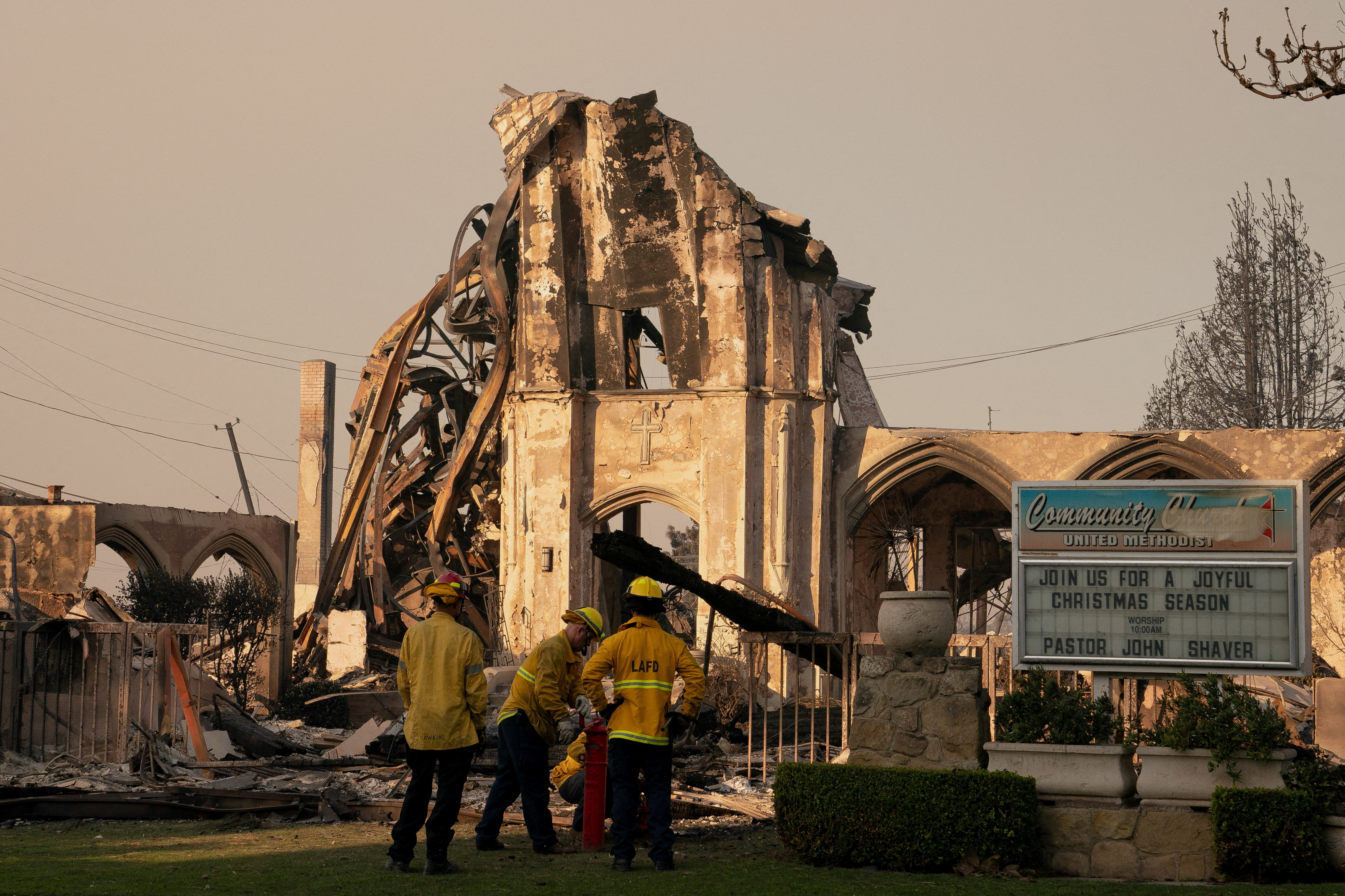 image Los Angeles races to contain wildfires before severe winds return