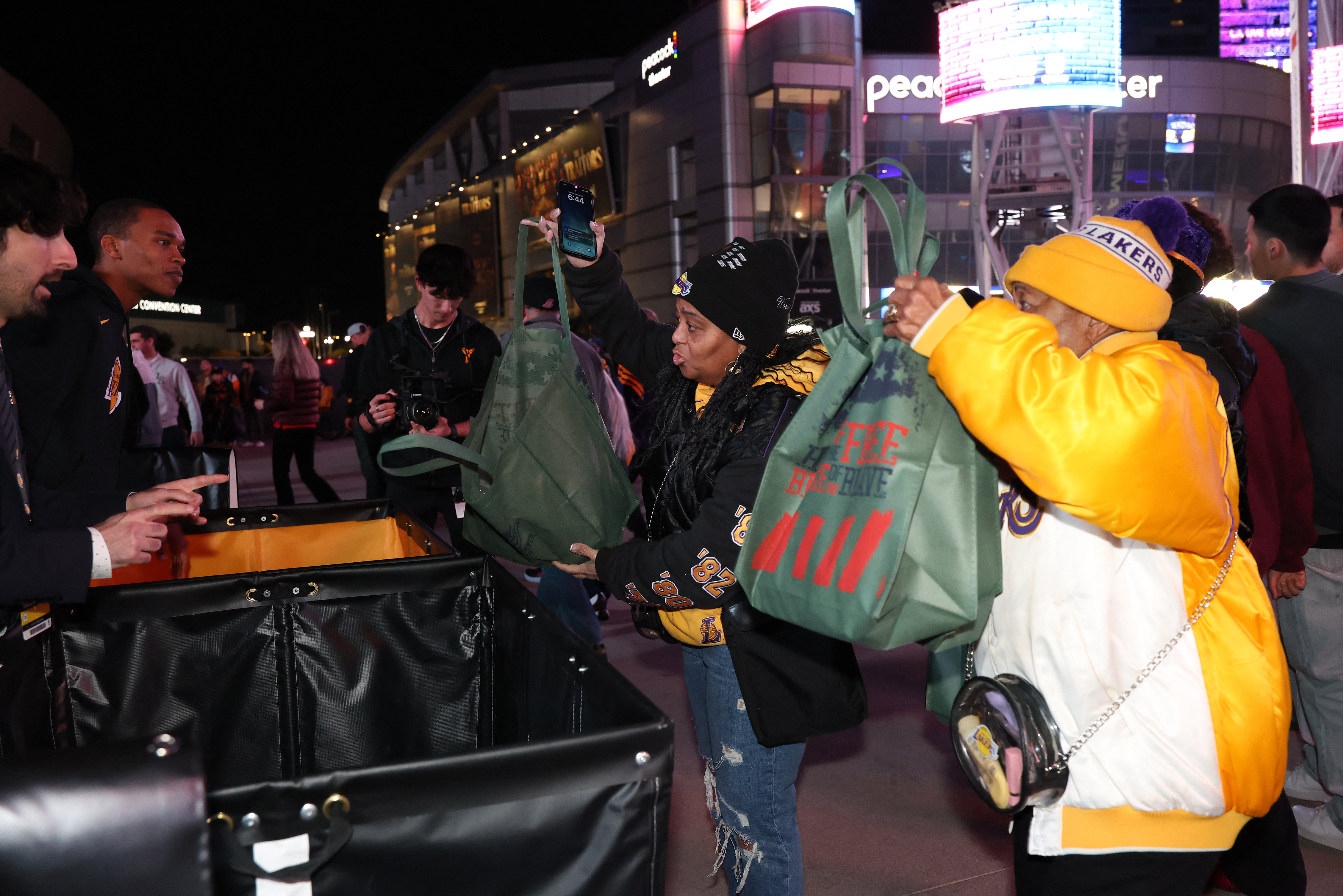 image Los Angeles firefighters brace for return of extreme winds