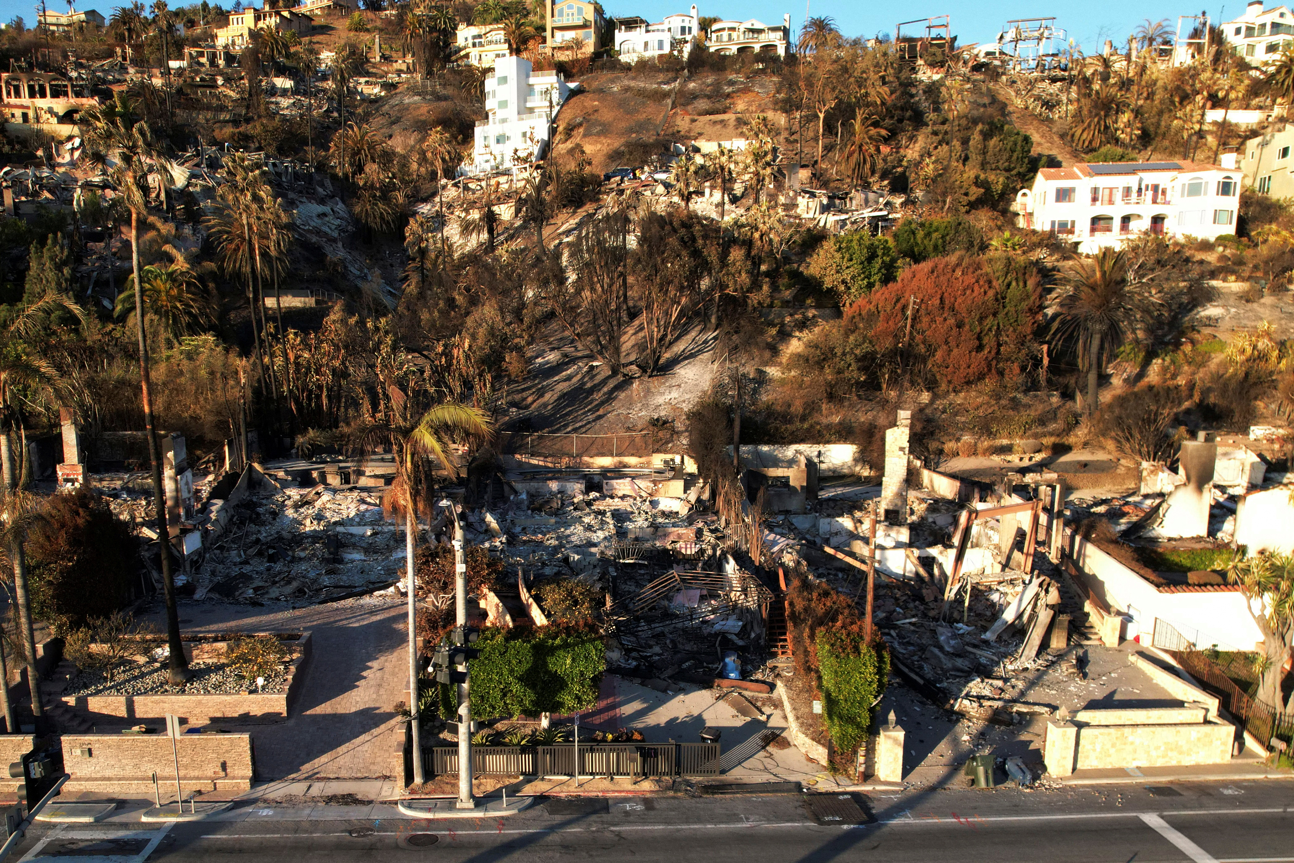 image Los Angeles evacuees told to stay away from home at least another week