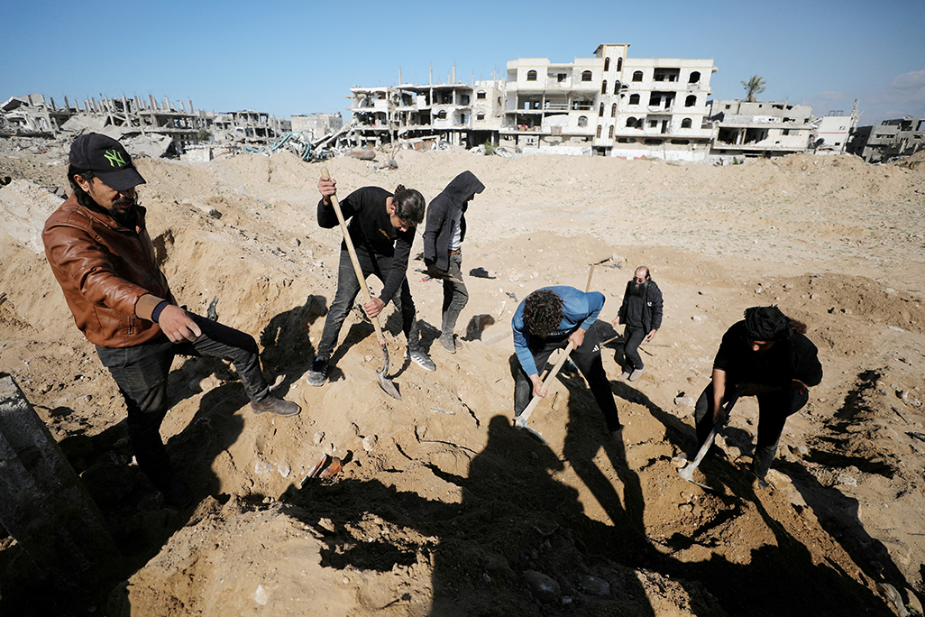 image Bereaved Gazans dig out bodies from city ruins, give them graves
