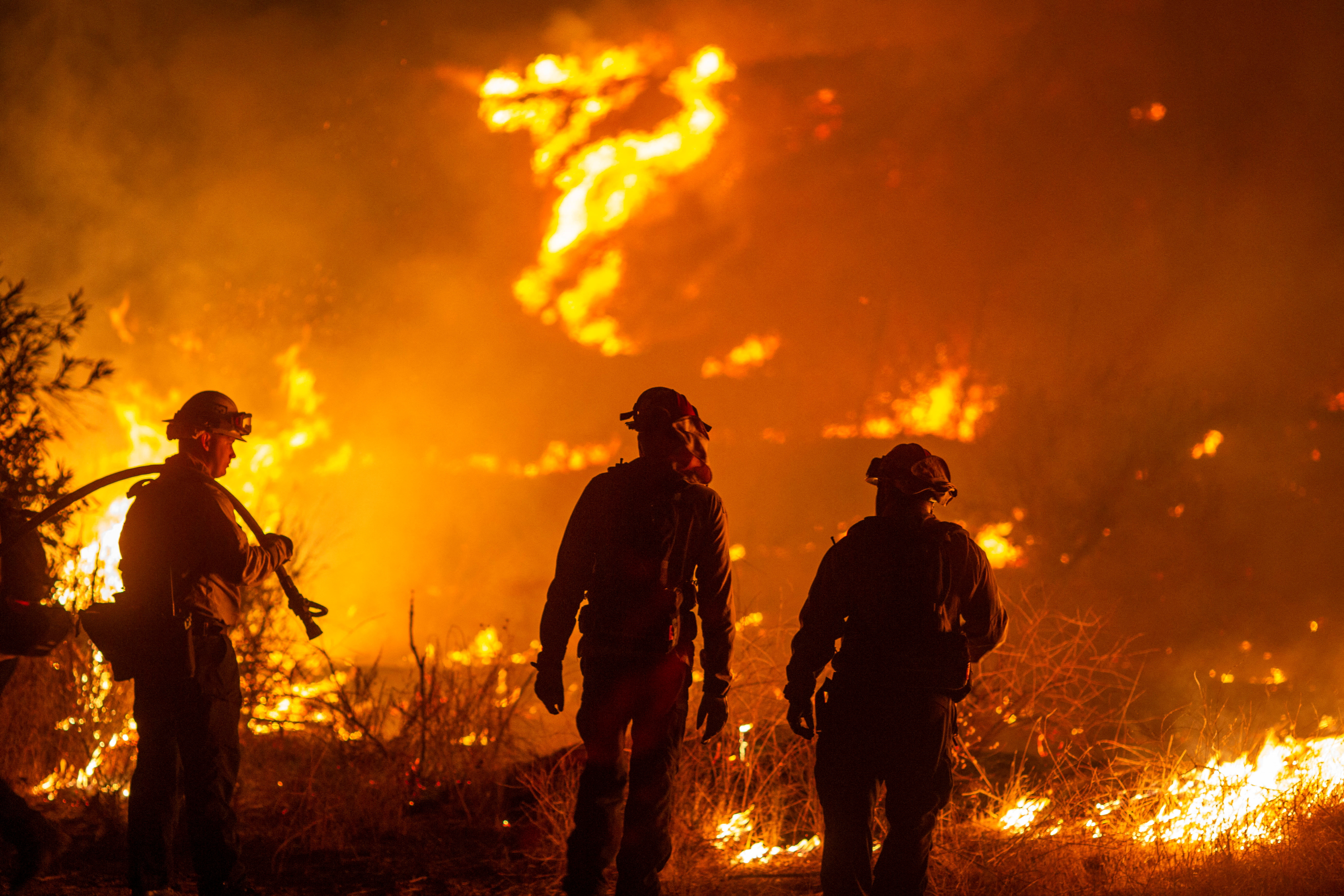 image New wildfire near Los Angeles explodes to 9,400 acres, forces evacuations