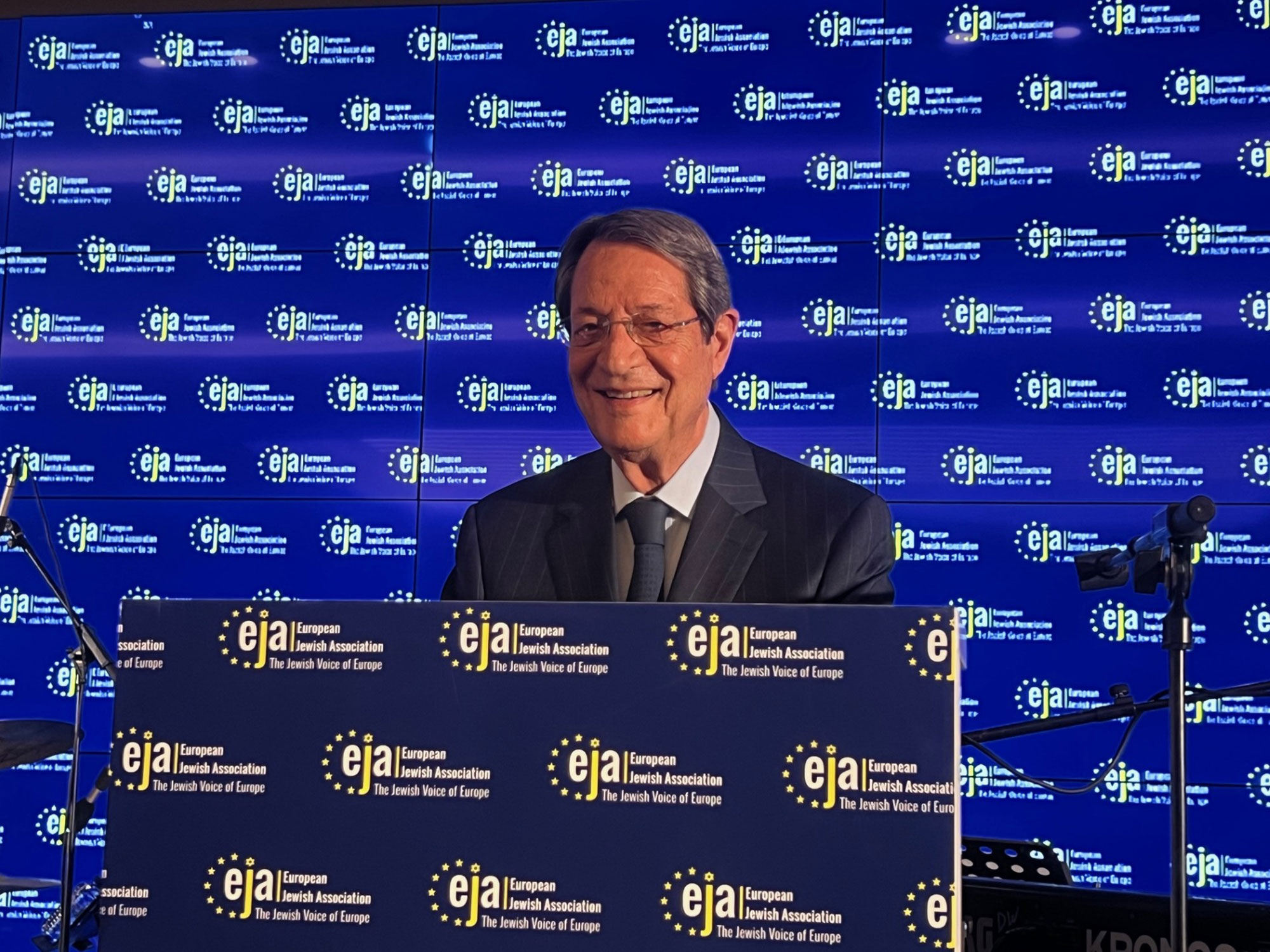 image Anastasiades receives King Solomon award at Jewish dinner