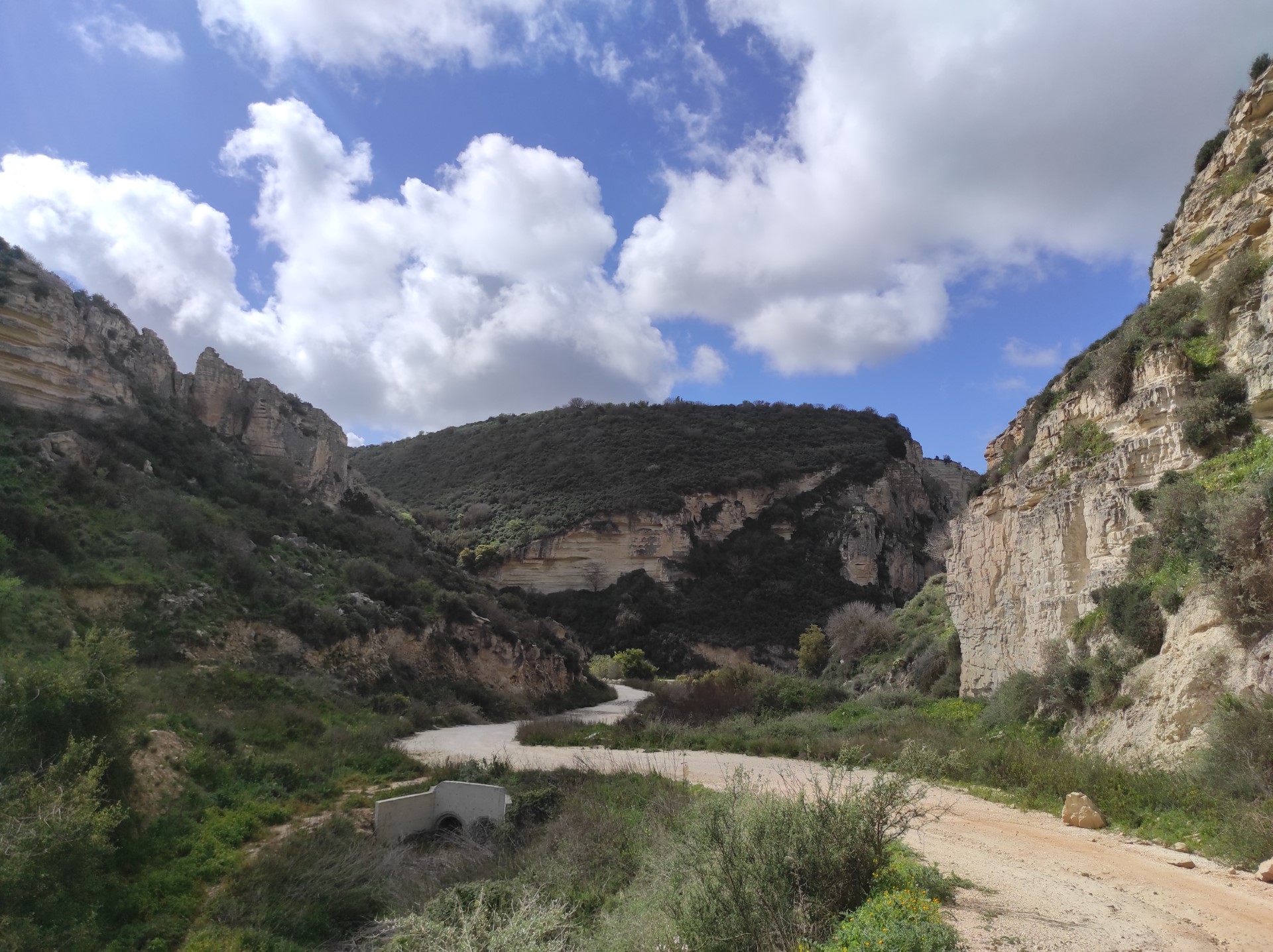 image Mainly clear, localised clouds in mountains, coasts