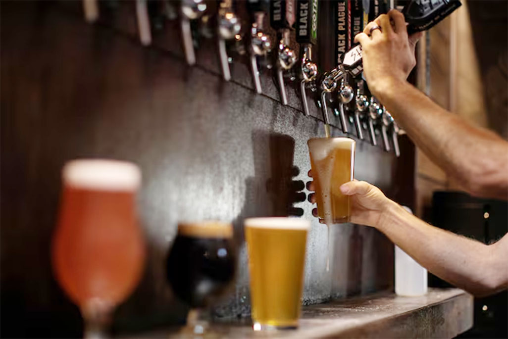image US surgeon general urges cancer warnings for alcoholic drinks