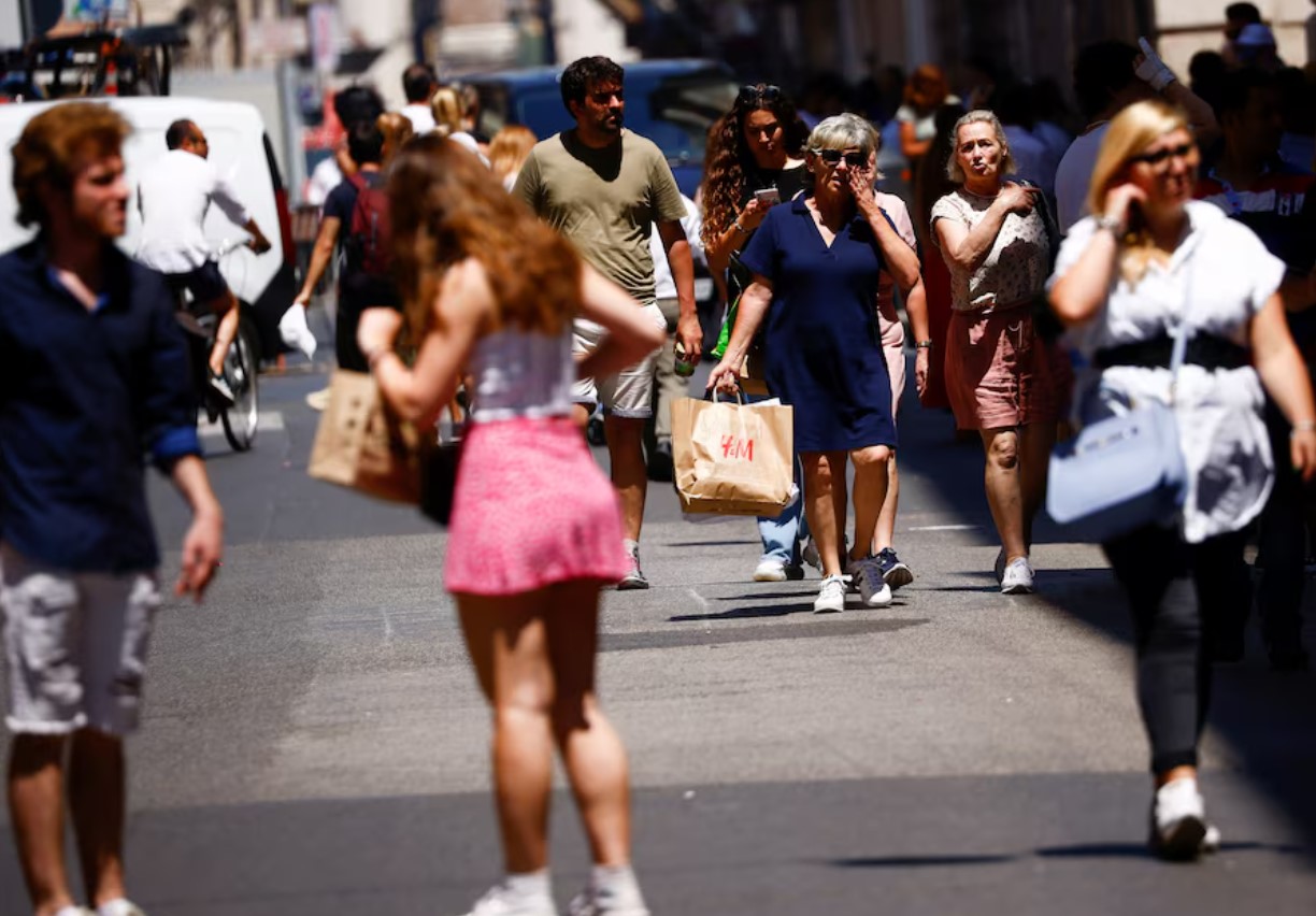 image Eurozone retail sales slump in November, adding to economic gloom
