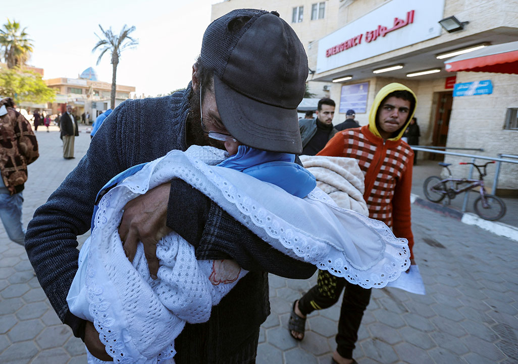 image Israeli air strikes ramp up Gaza death toll amid new truce push