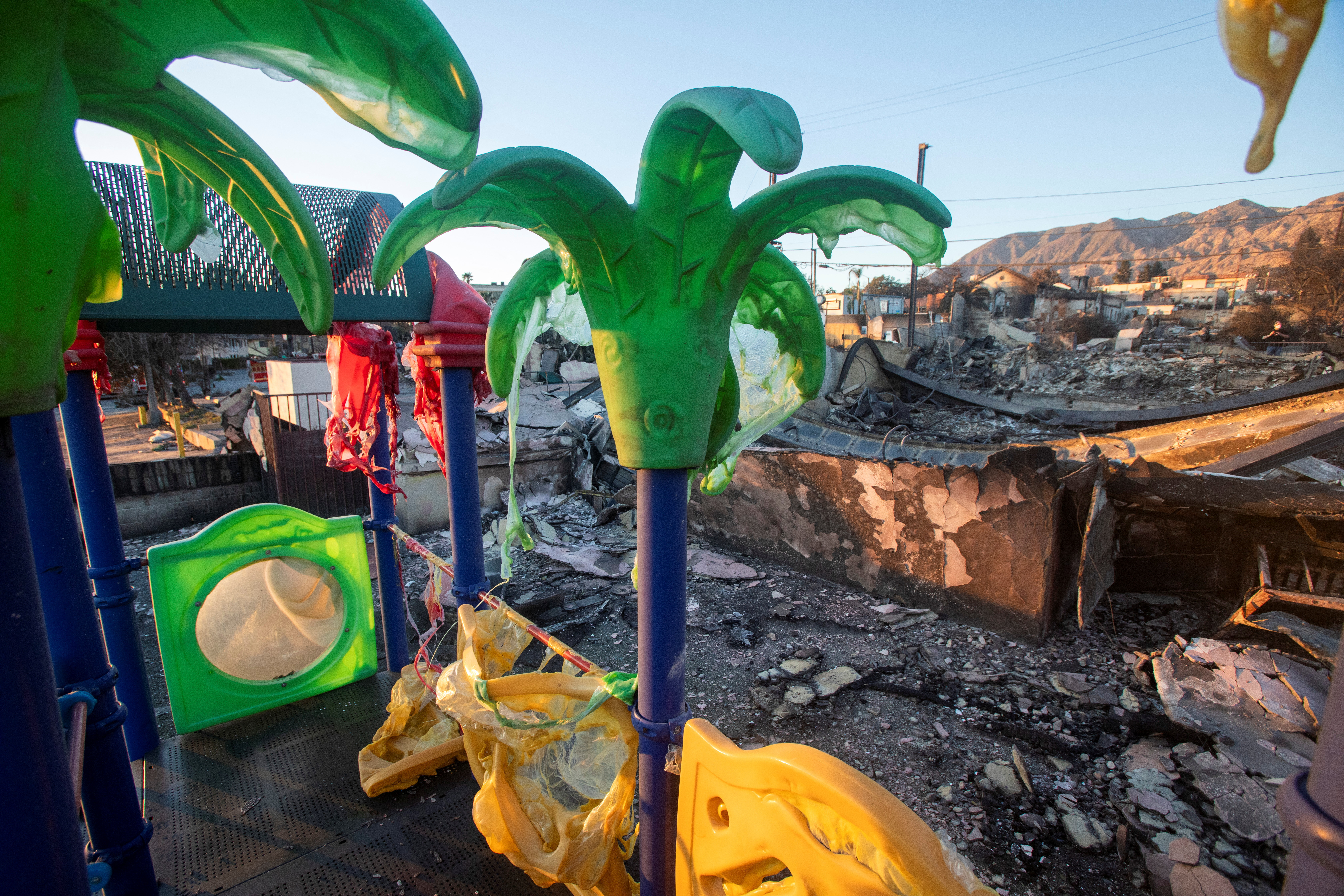cover Los Angeles firefighters hold the line despite extreme conditions