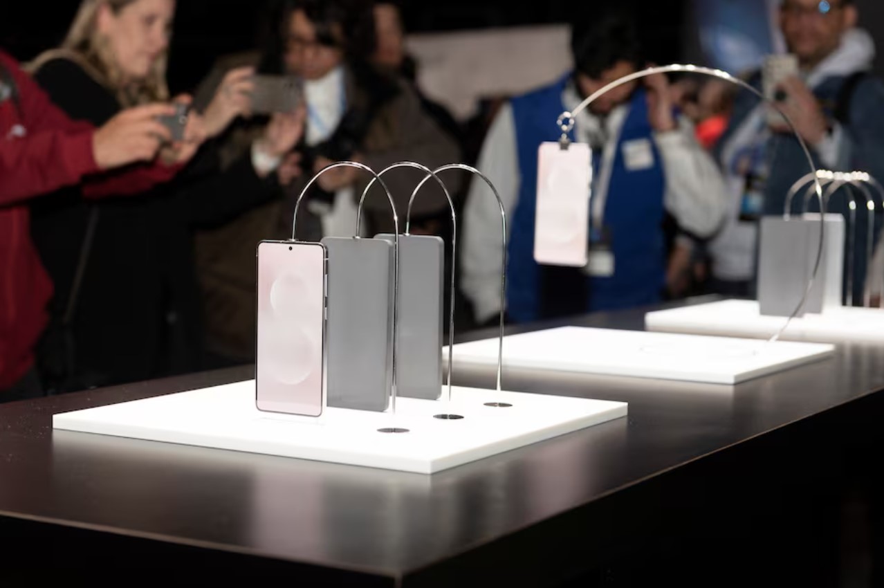 image Samsung unveils AI smartphones with Qualcomm chips, teases slimmer Galaxy phones