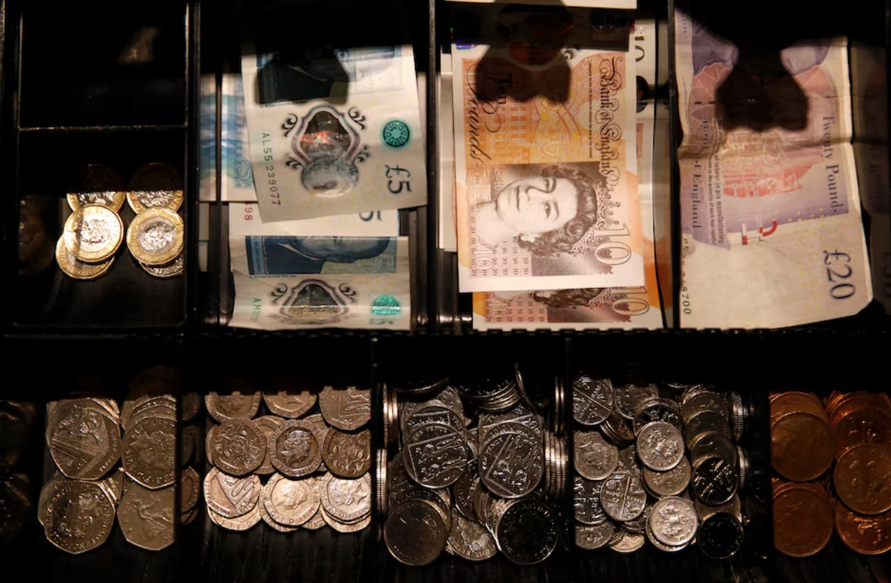 image Sterling plunges for fourth day as bond yields surge