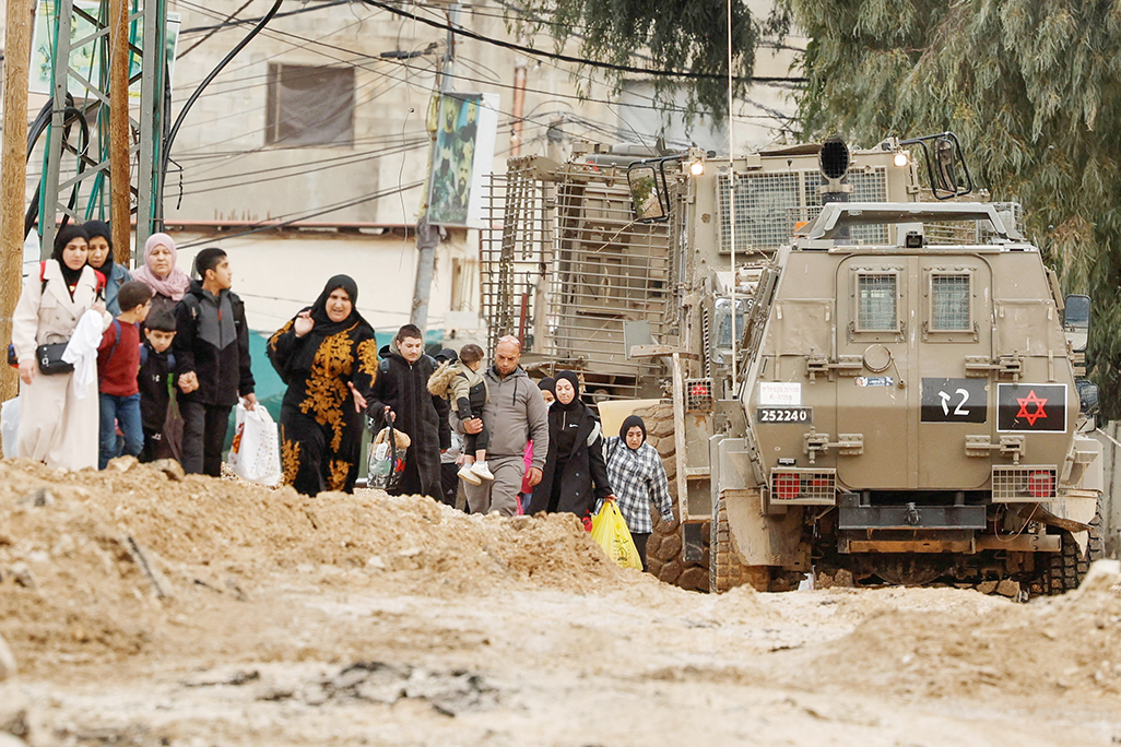 image Tens of thousands of Palestinians flee West Bank refugee camps