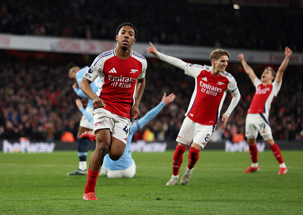 image Arsenal crush Man City to stay in title hunt